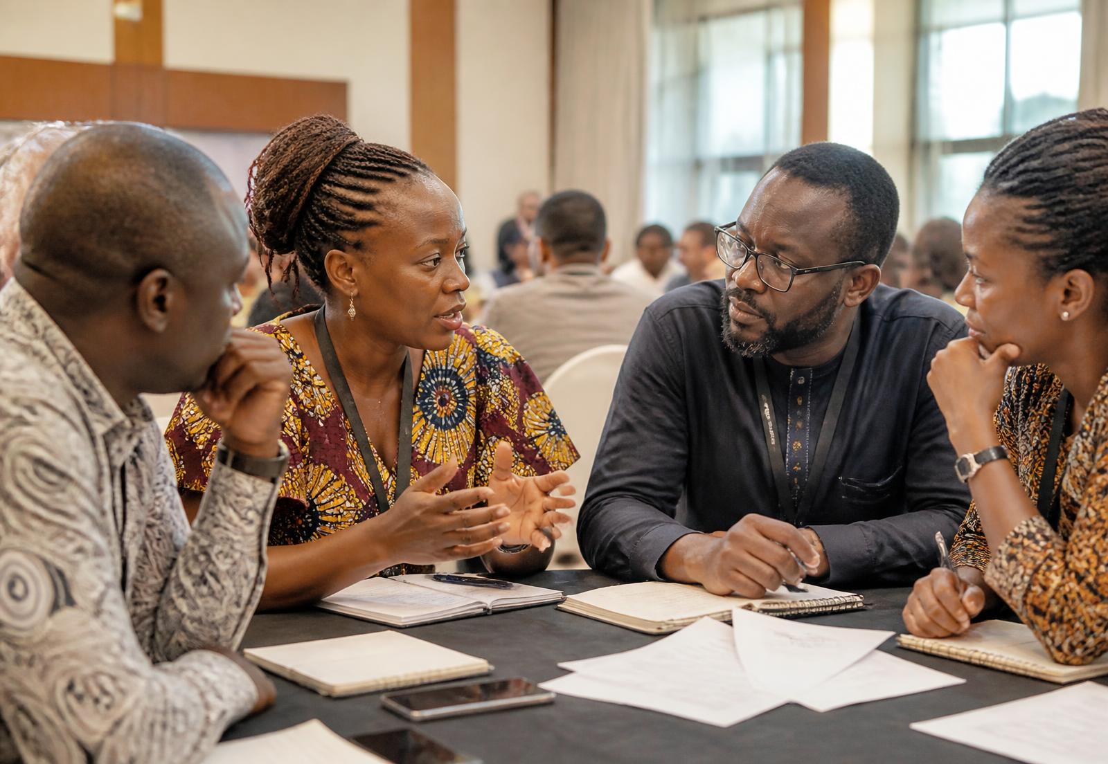 Éducateurs africains en échange autour d’une table de travail