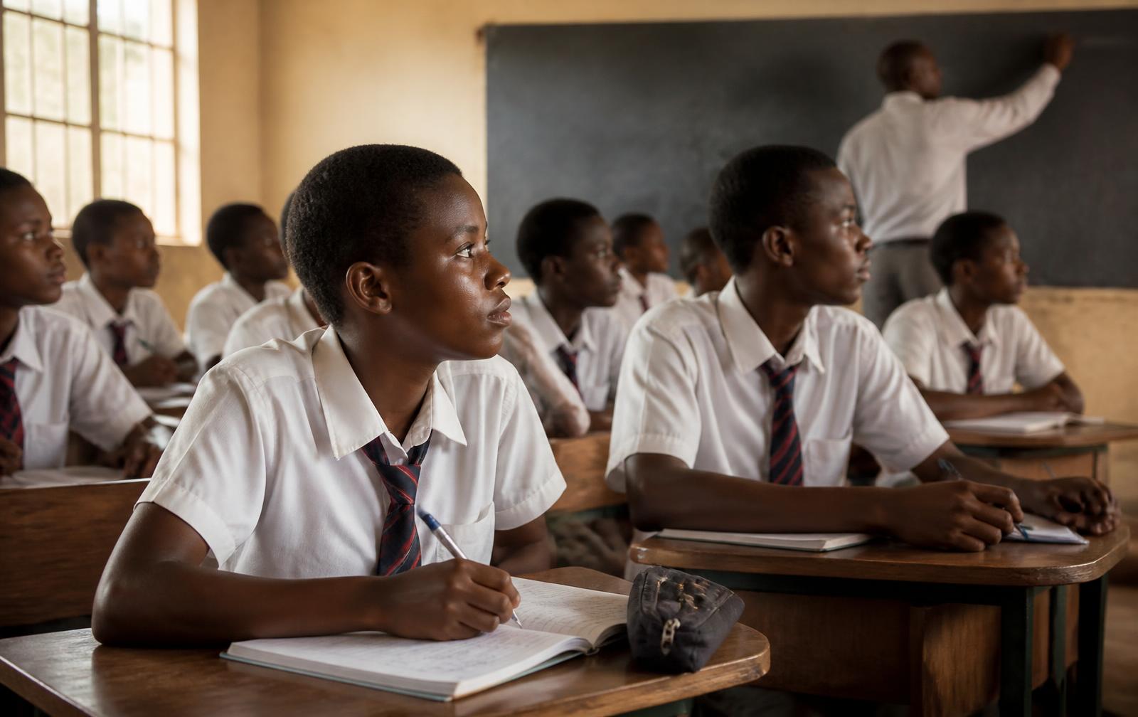 Élèves attentifs dans une salle de classe en Afrique